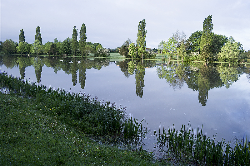 Tour Loire 05 - 201520150504_05044889 als Smartobjekt-1 Kopie.jpg - Am nächsten Morgen super Wetter und ein toller Stellplatz, mit dieser Aussicht auf den See